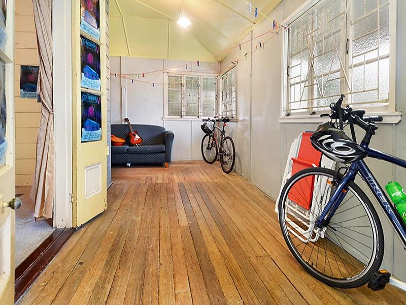 $2,147,483,647 (sold on 26-Aug-2015) House 4 beds | 1 bath | 1 car 7 Blaxland Street MILTON QLD 4064, 647 (Sold On 26-Aug-2015) House 4 Beds | 1 Bath | 1 Car 7 Blaxland Street Milton - Thumbnail 2