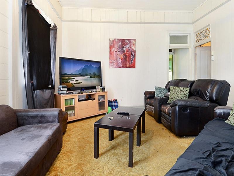 $2,147,483,647 (sold on 26-Aug-2015) House 4 beds | 1 bath | 1 car 7 Blaxland Street MILTON QLD 4064, 647 (Sold On 26-Aug-2015) House 4 Beds | 1 Bath | 1 Car 7 Blaxland Street Milton - Thumbnail 3