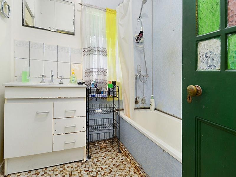 $2,147,483,647 (sold on 26-Aug-2015) House 4 beds | 1 bath | 1 car 7 Blaxland Street MILTON QLD 4064, 647 (Sold On 26-Aug-2015) House 4 Beds | 1 Bath | 1 Car 7 Blaxland Street Milton - Thumbnail 8