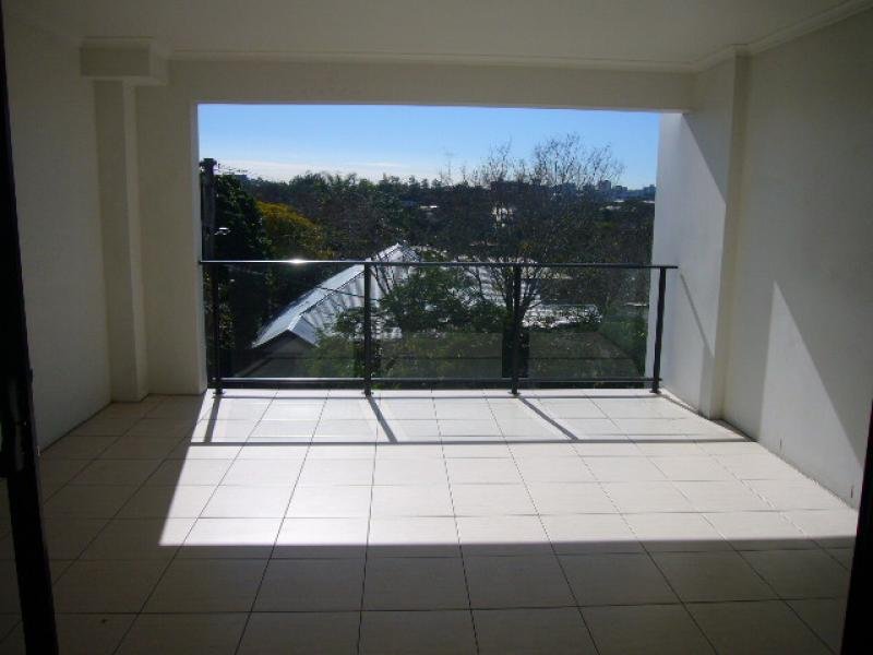 $2,147,483,647 (sold on 13-Feb-2015) Unit 2 beds | 1 bath | 2 car 7 Challinor Street AUCHENFLOWER QLD 4066, 647 (Sold On 13-Feb-2015) Unit 2 Beds | 1 Bath | 2 Car 7 Challinor Street Auchenflower - Thumbnail 5