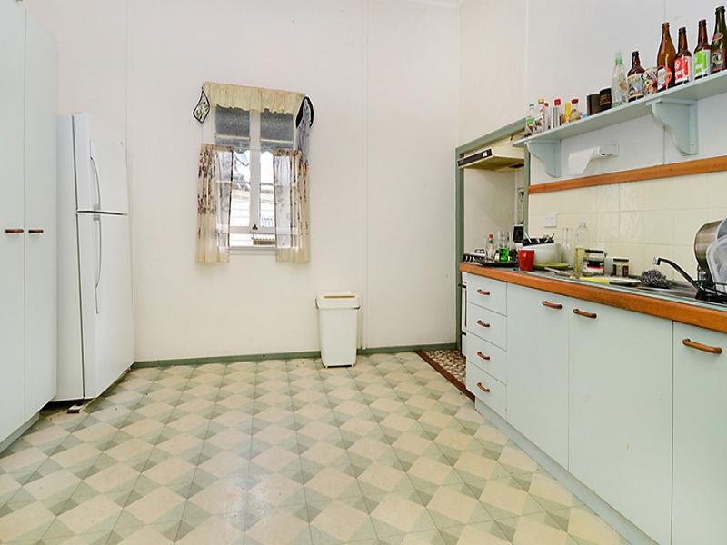 $2,147,483,647 (sold on 26-Aug-2015) House 4 beds | 1 bath | 1 car 7 Blaxland Street MILTON QLD 4064, 647 (Sold On 26-Aug-2015) House 4 Beds | 1 Bath | 1 Car 7 Blaxland Street Milton - Thumbnail 5