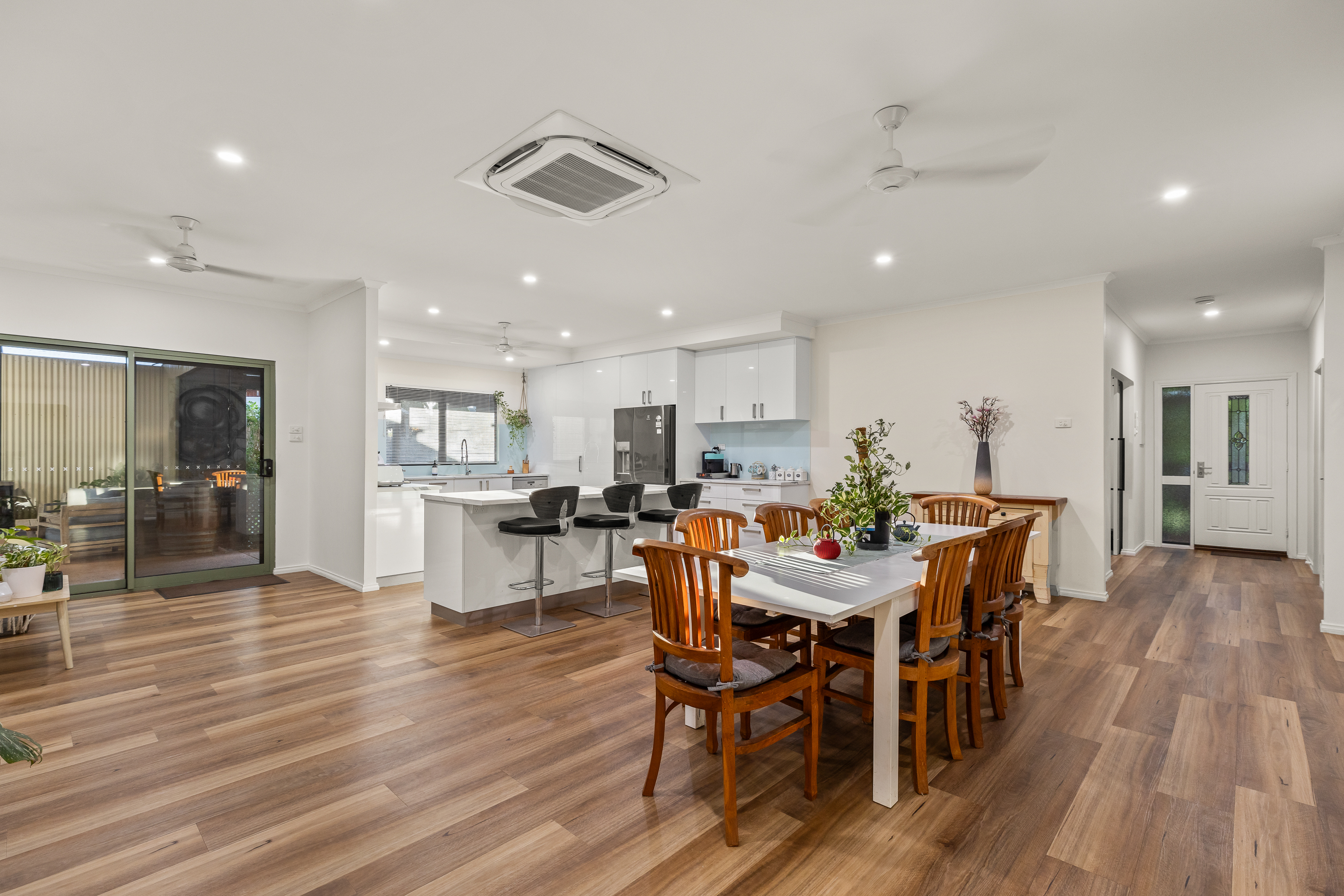 Expansive 5×2 Home with Shed, Solar & Swimming Pool!