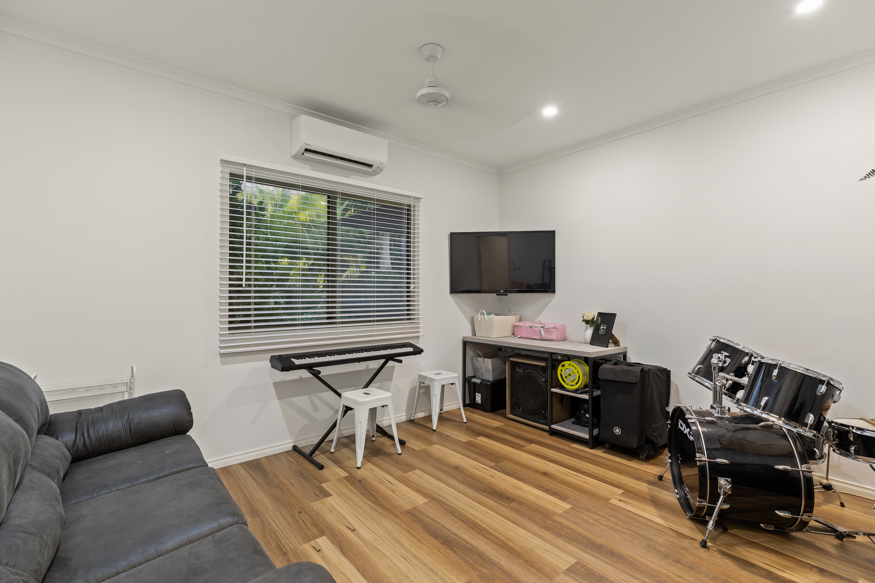 Expansive 5×2 Home with Shed, Solar & Swimming Pool!