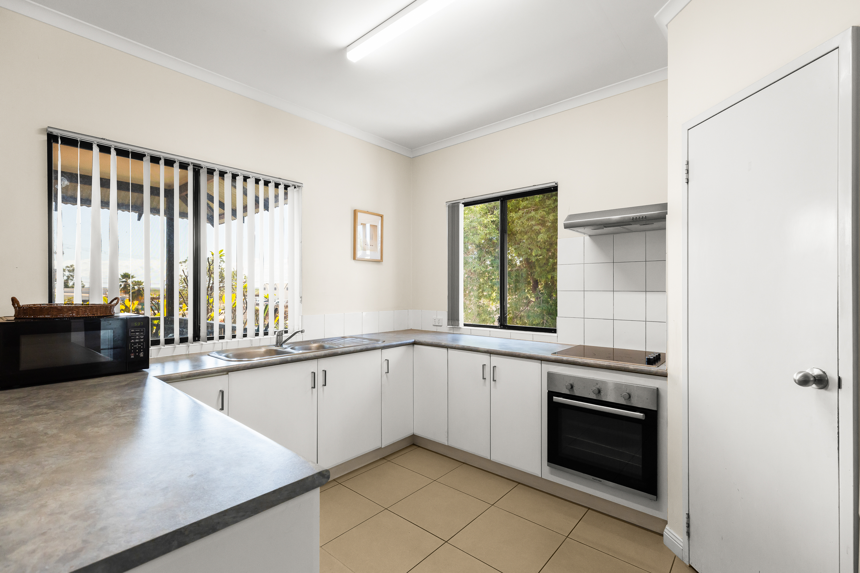Fully Furnished Top-Floor Apartment in the Heart of Broome