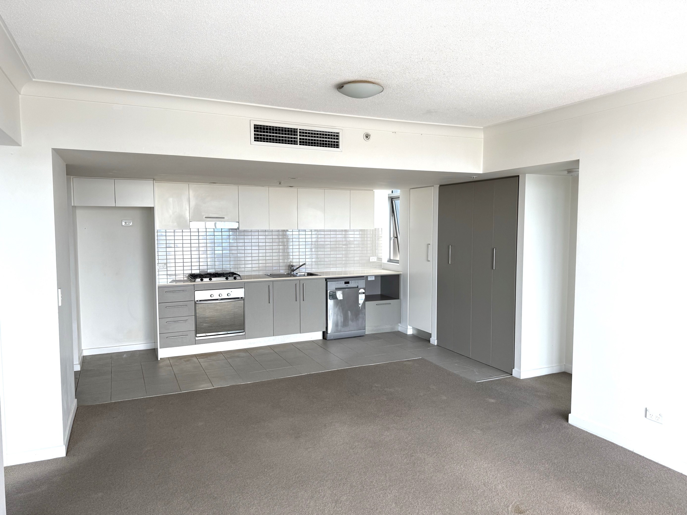 1131/56 Scarborough St, SOUTHPORT, QLD 4215, Southport - Thumbnail 4