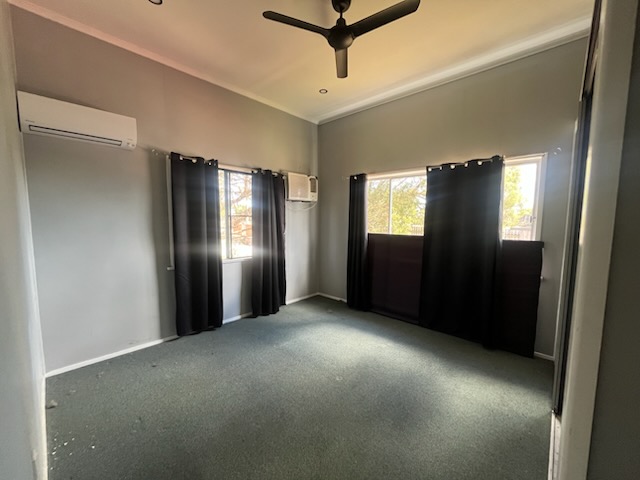 Modern Home with Big Shed  Minutes to Paget & CBD