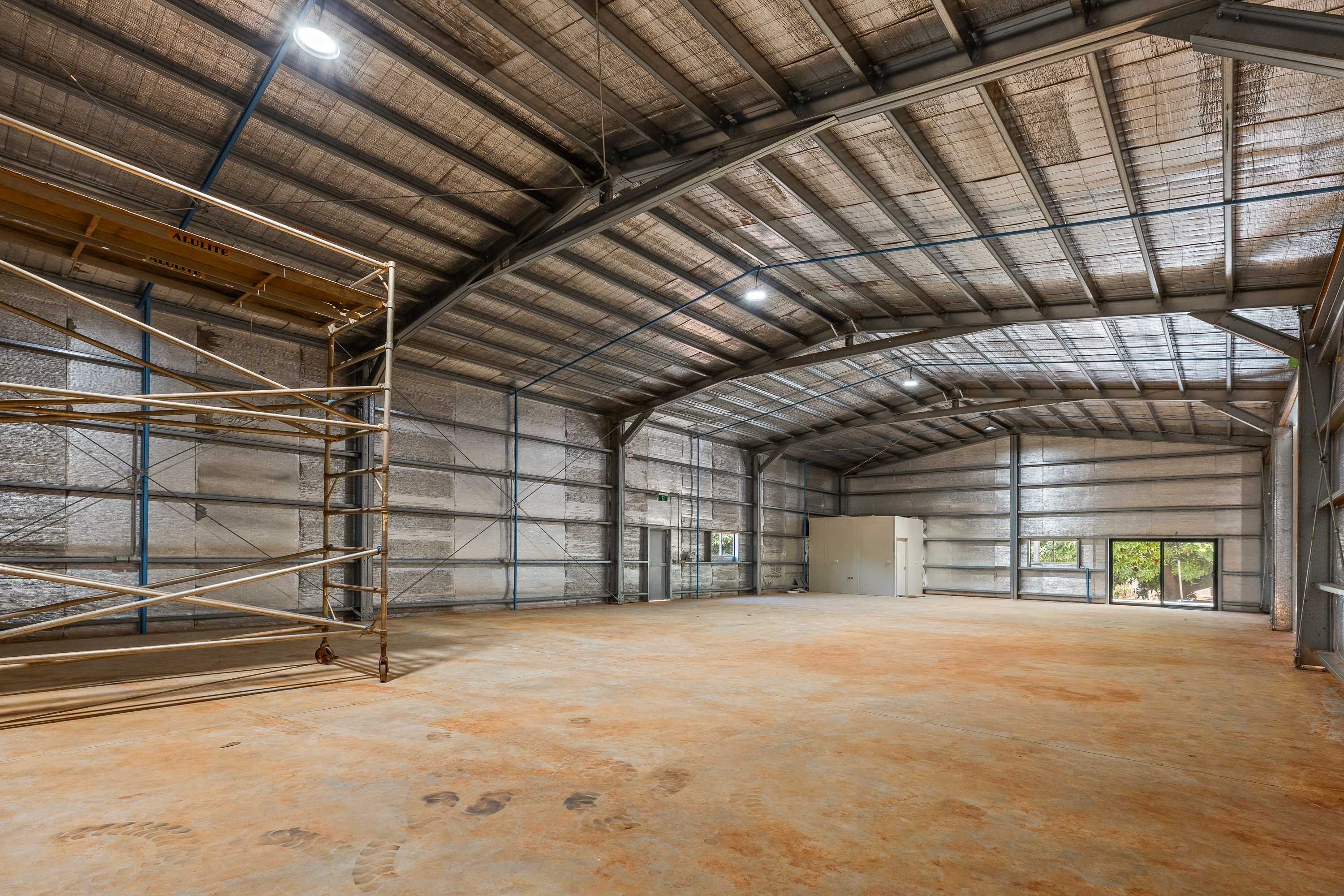 Secure Commercial Shed with Excellent Access & Hardstand