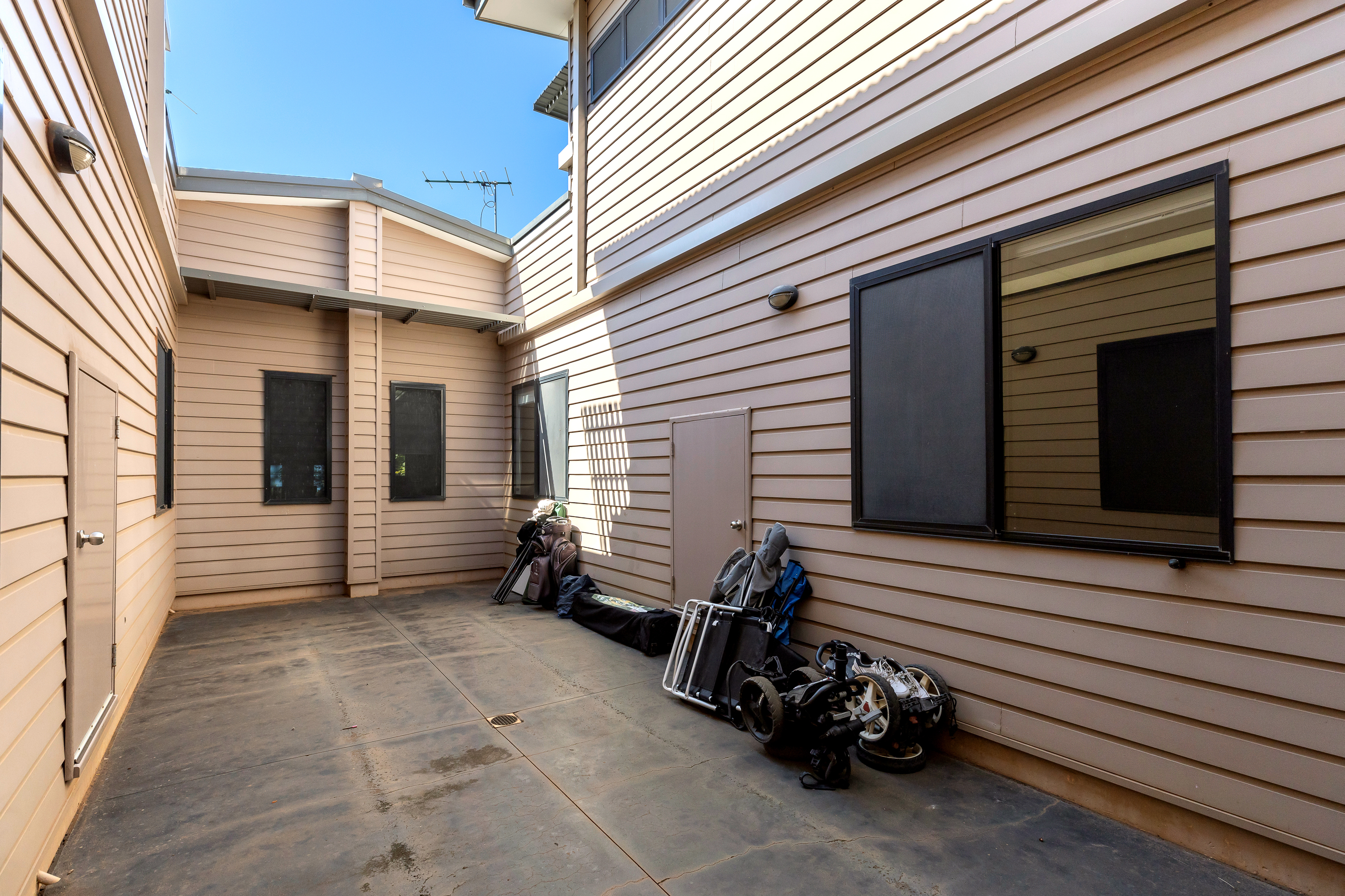 Fully Furnished Townhouse in Cable Beach – Walk to the Beach!