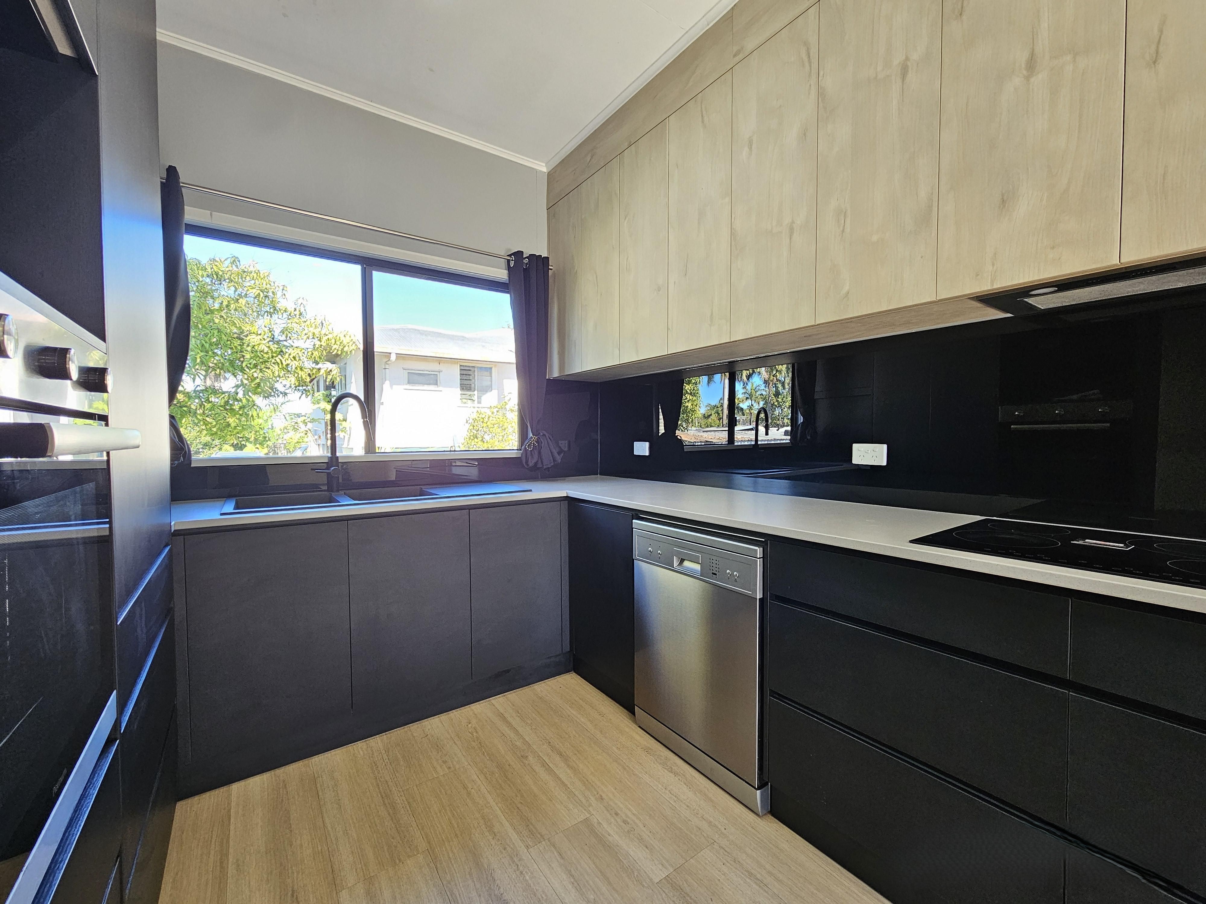 Modern Home with Big Shed  Minutes to Paget & CBD