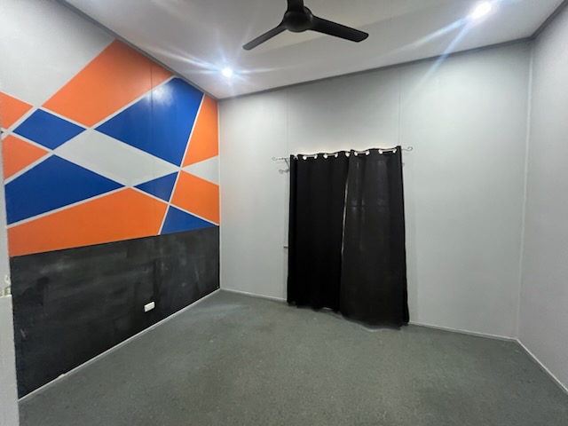 Modern Home with Big Shed  Minutes to Paget & CBD