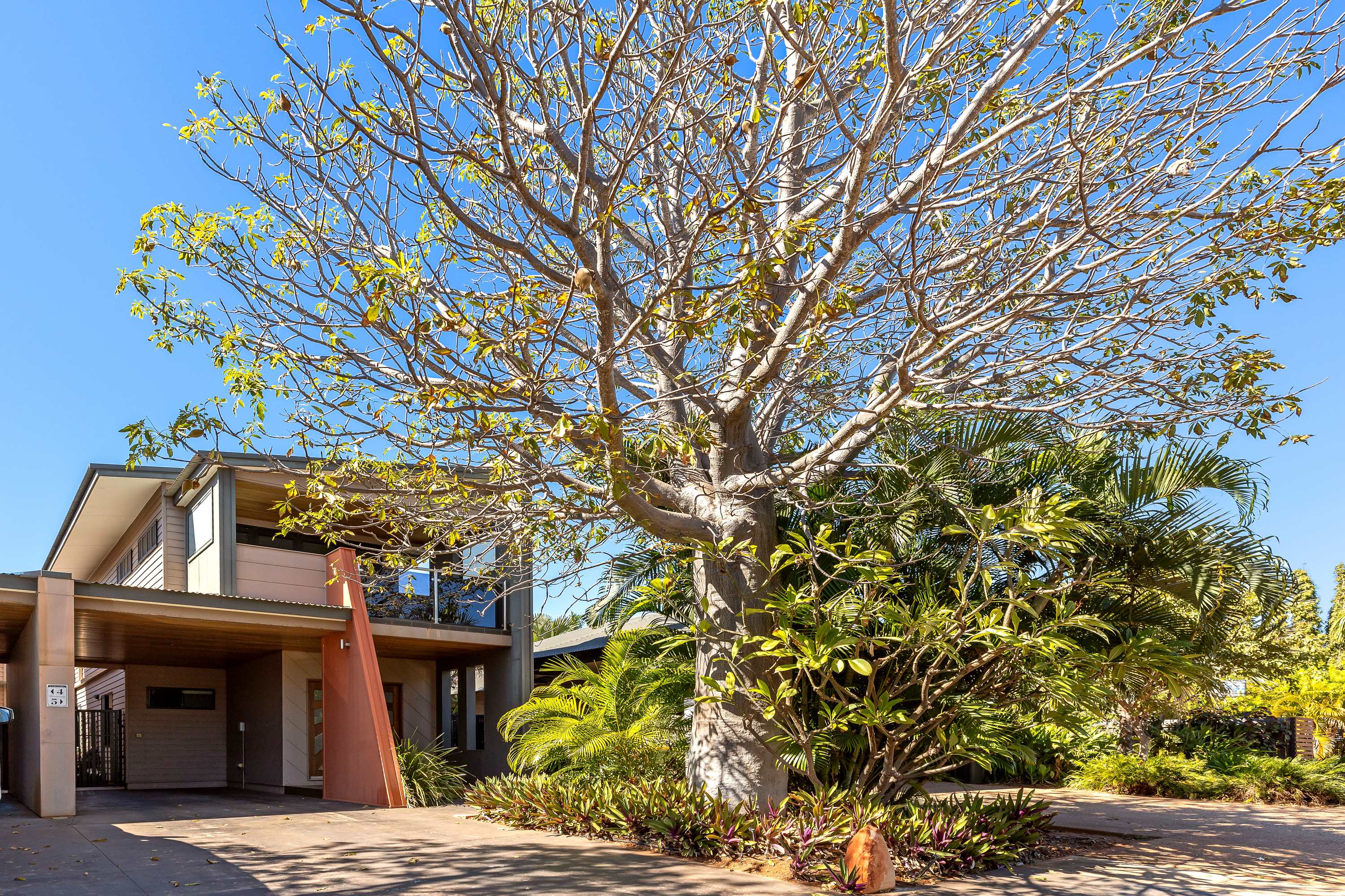 Fully Furnished Townhouse in Cable Beach – Walk to the Beach!