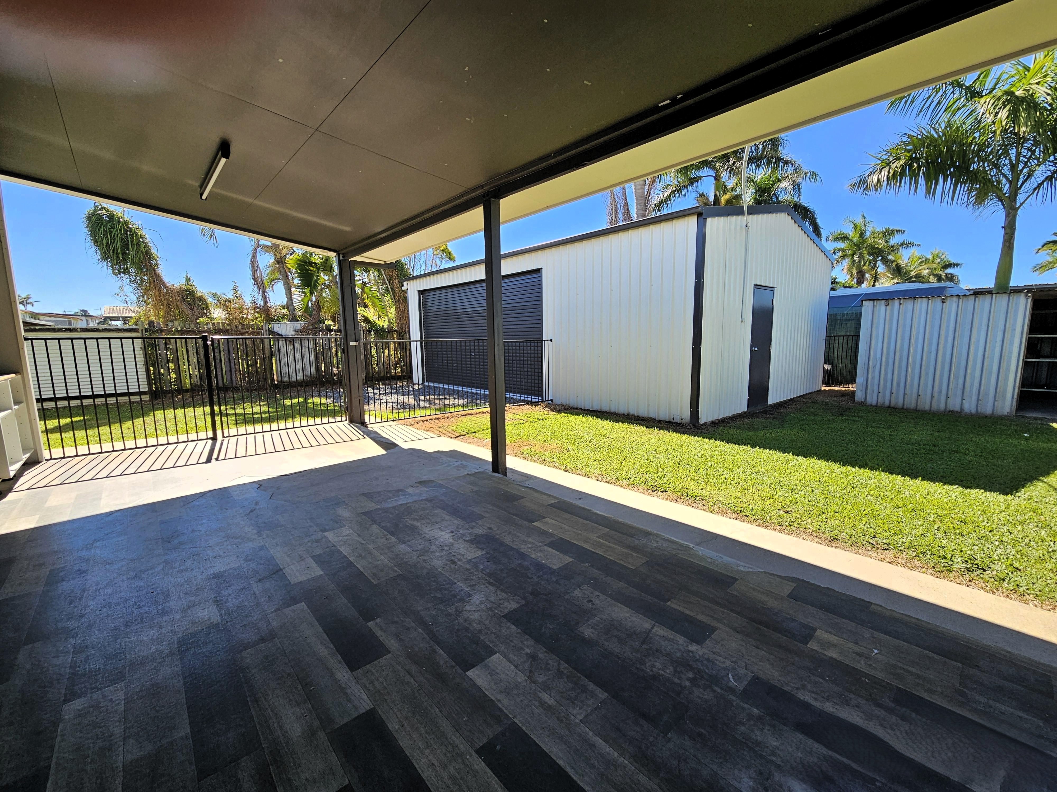 Modern Home with Big Shed  Minutes to Paget & CBD