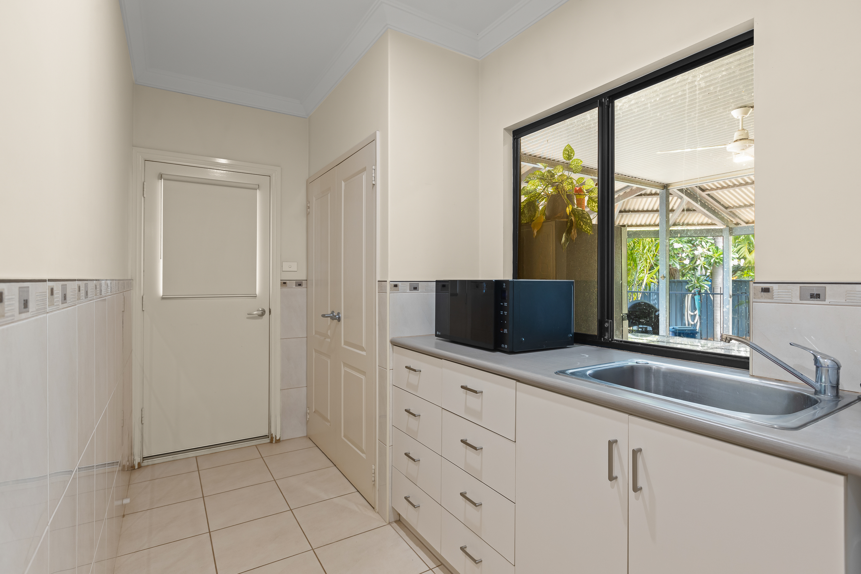 Modern Family Living with Pool, Shed & Side Access