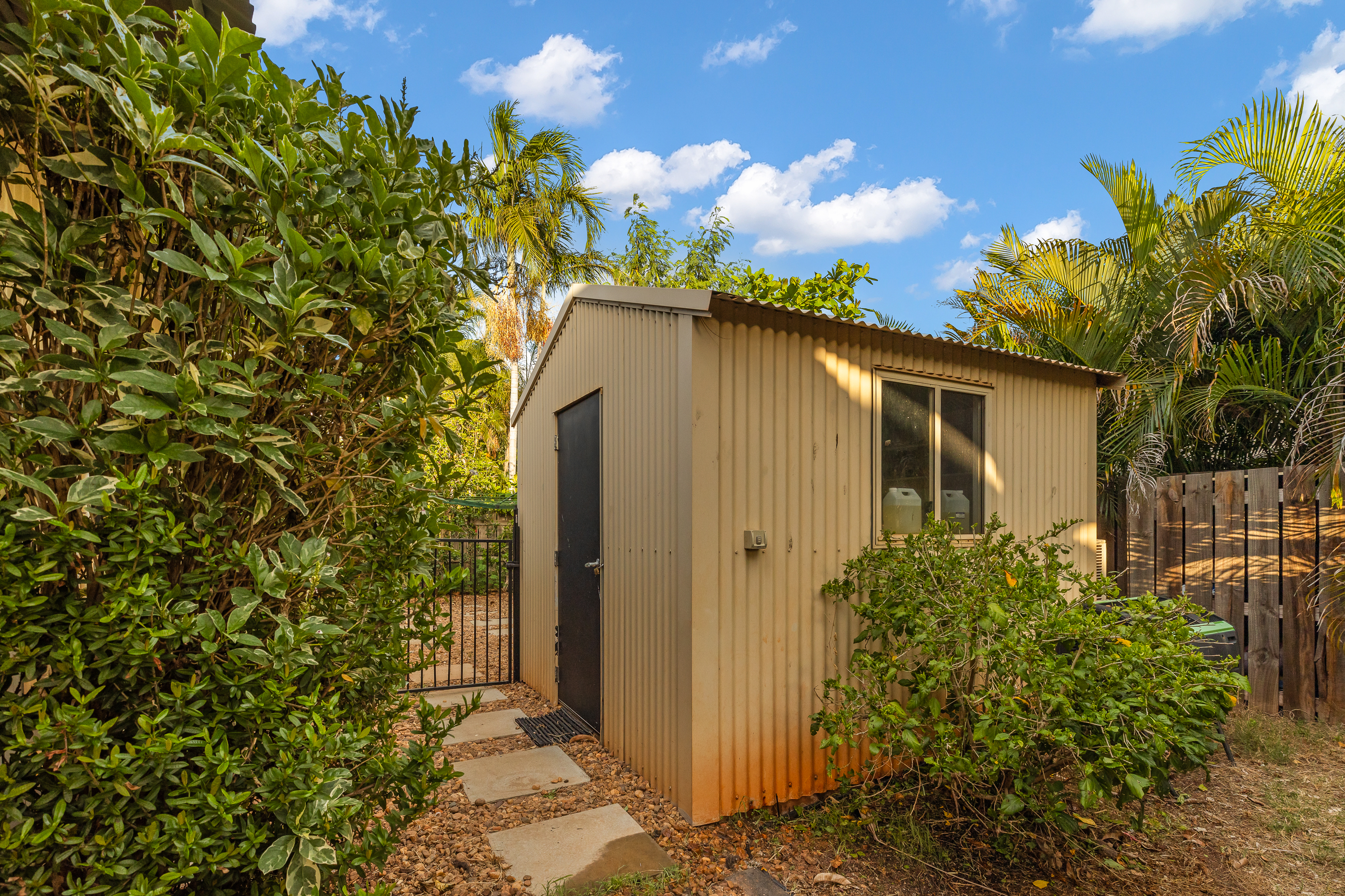 Expansive 5×2 Home with Shed, Solar & Swimming Pool!