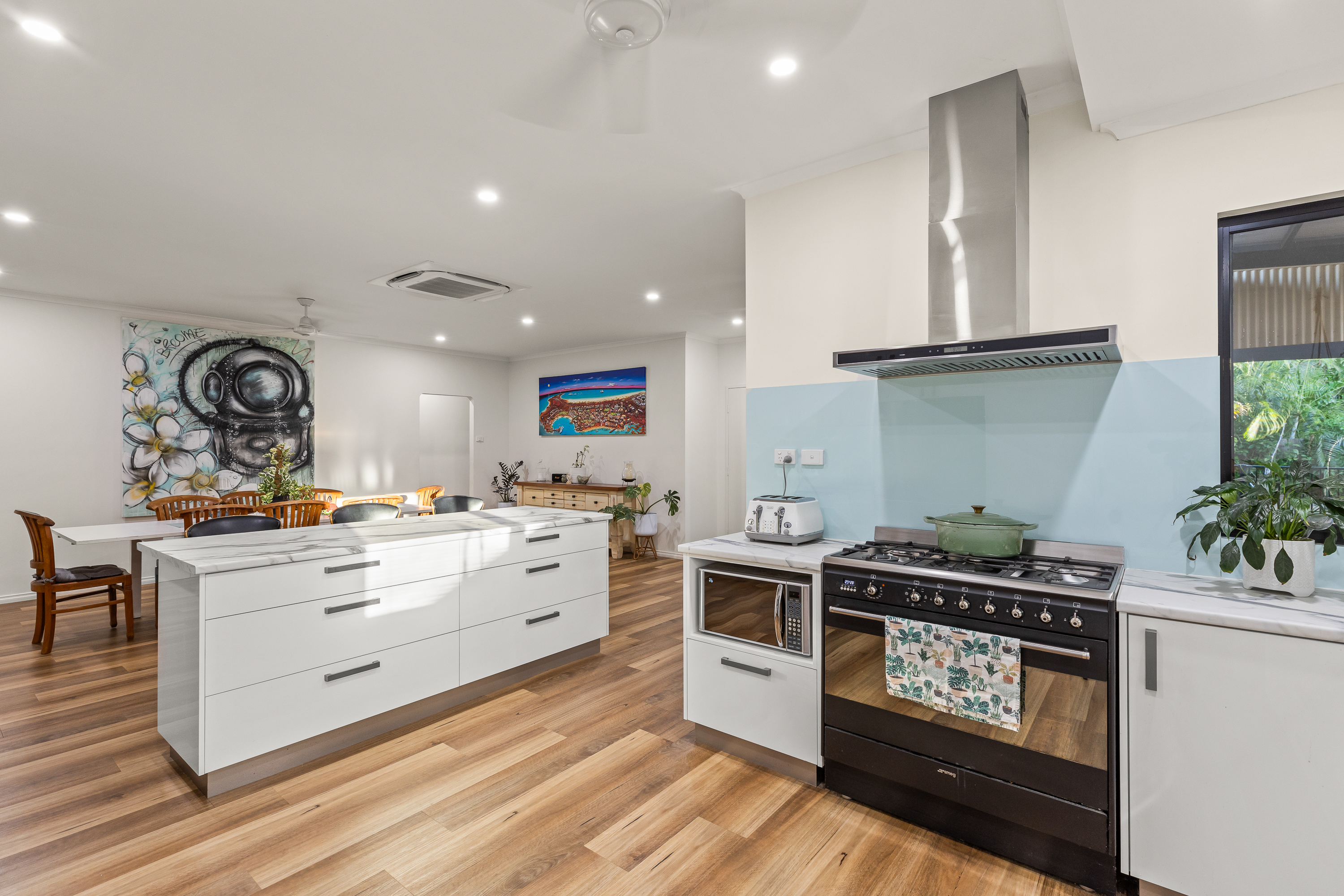 Expansive 5×2 Home with Shed, Solar & Swimming Pool!