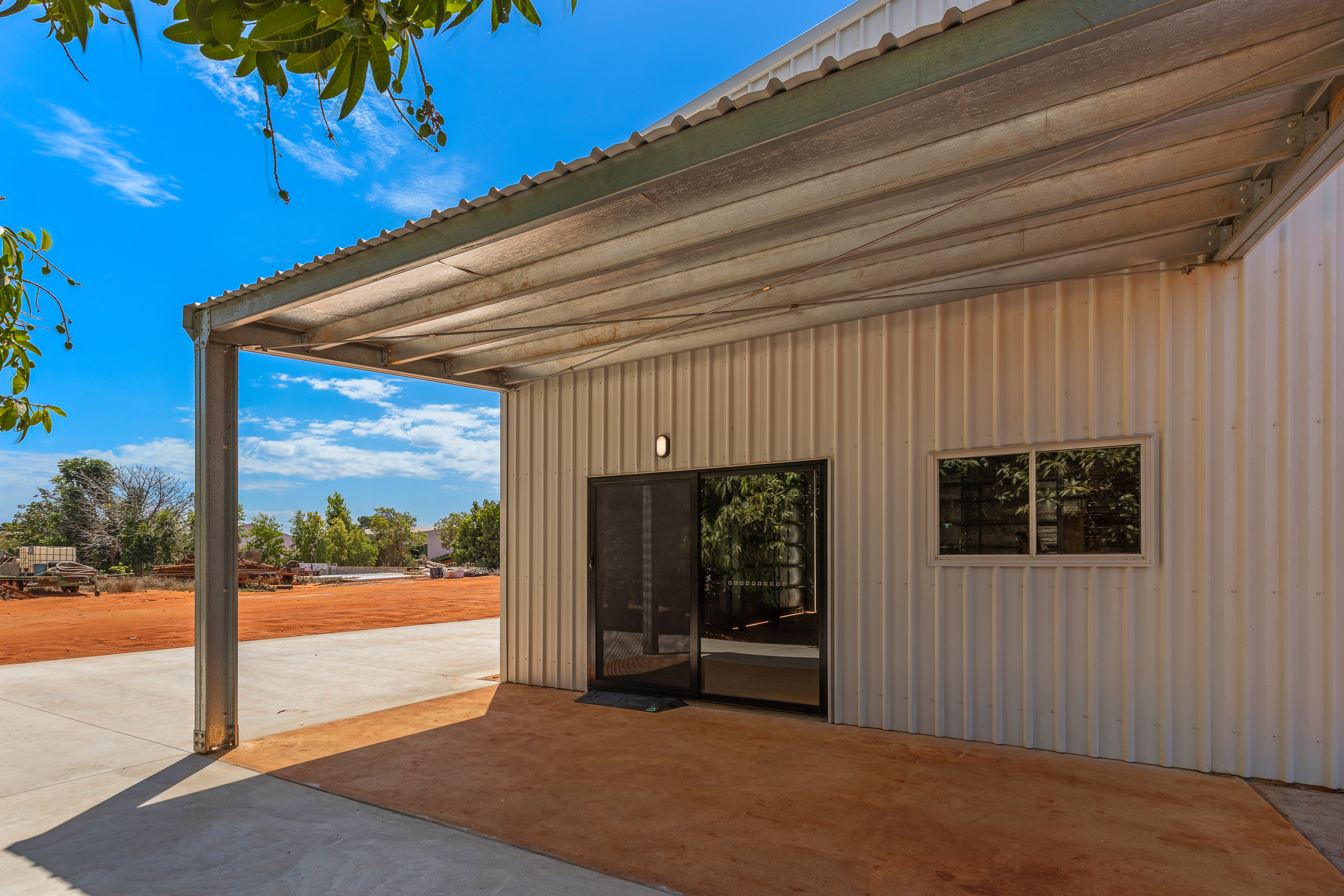 Secure Commercial Shed with Excellent Access & Hardstand