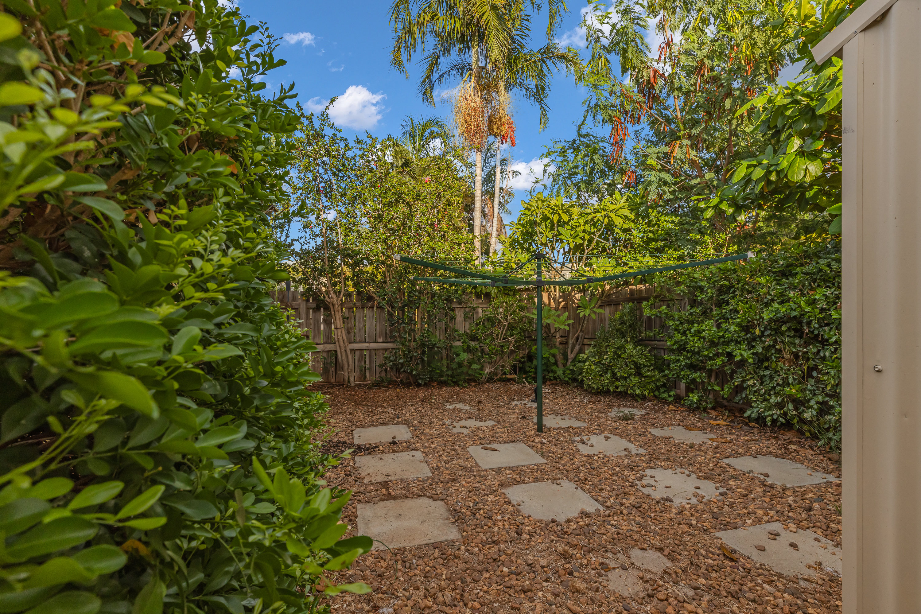 Expansive 5×2 Home with Shed, Solar & Swimming Pool!
