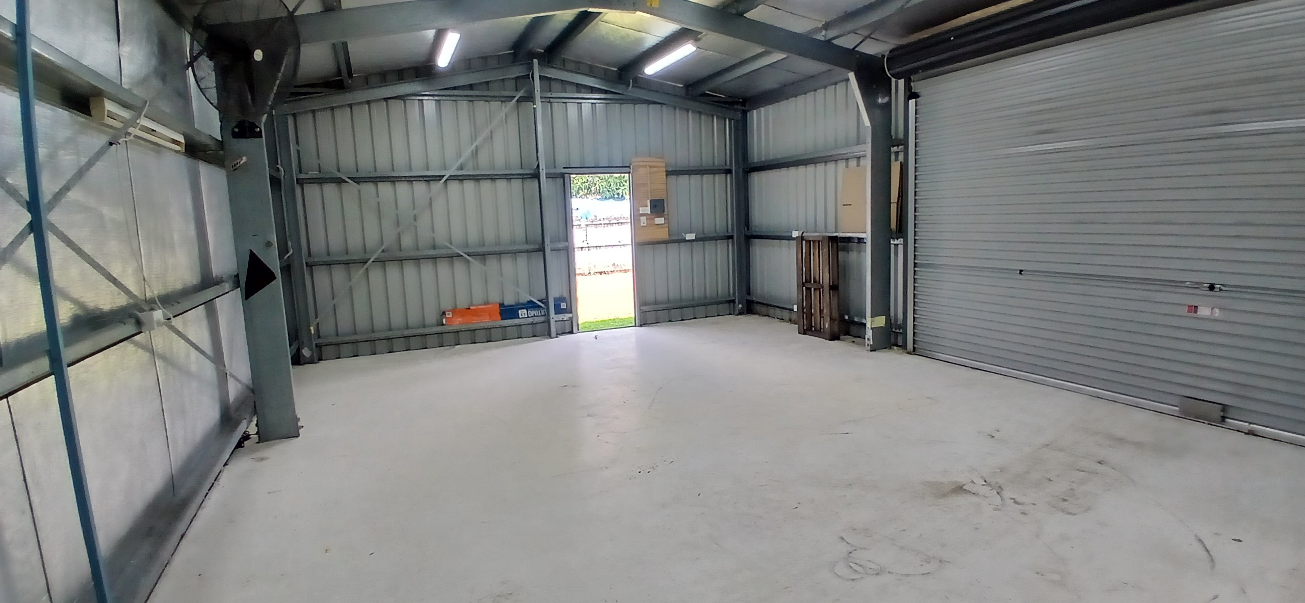 Modern Home with Big Shed  Minutes to Paget & CBD