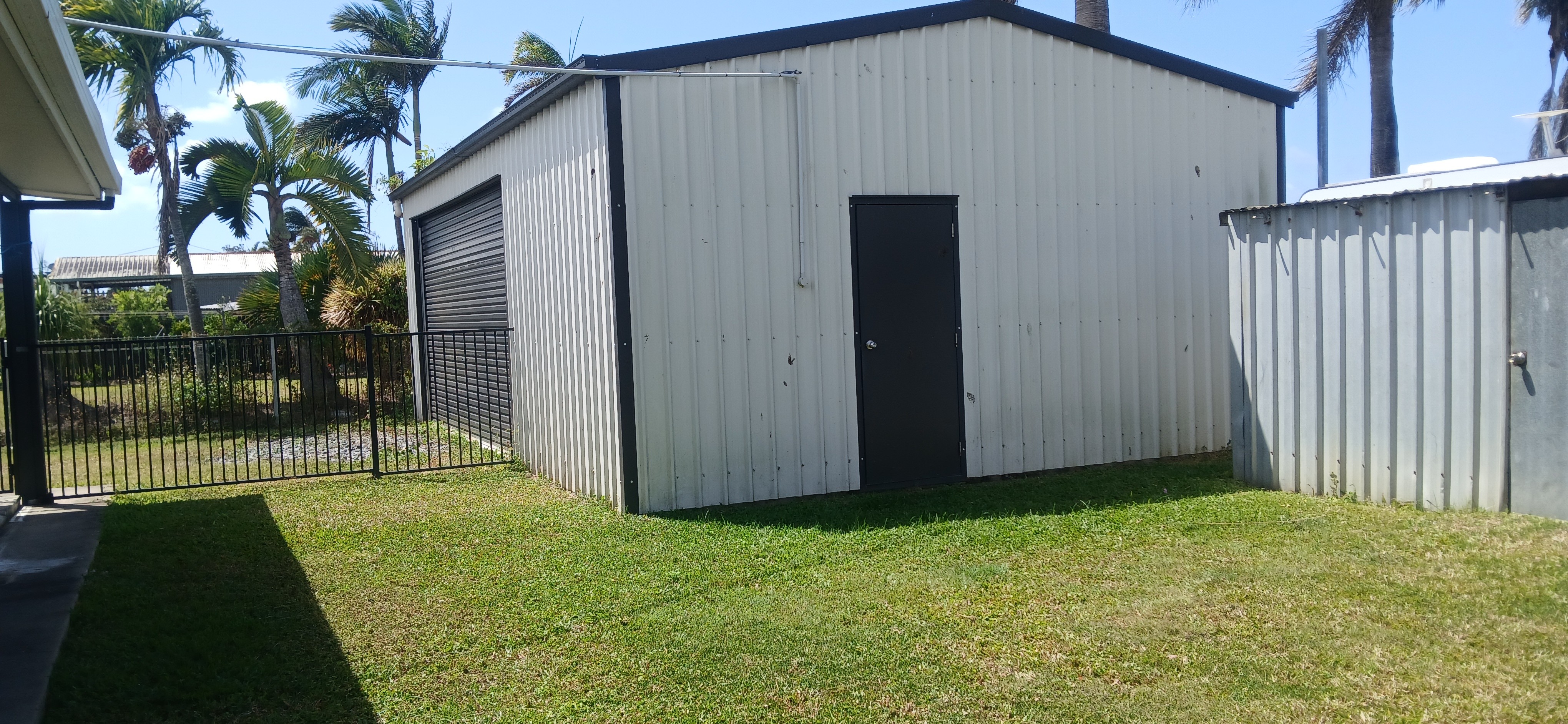 Modern Home with Big Shed  Minutes to Paget & CBD