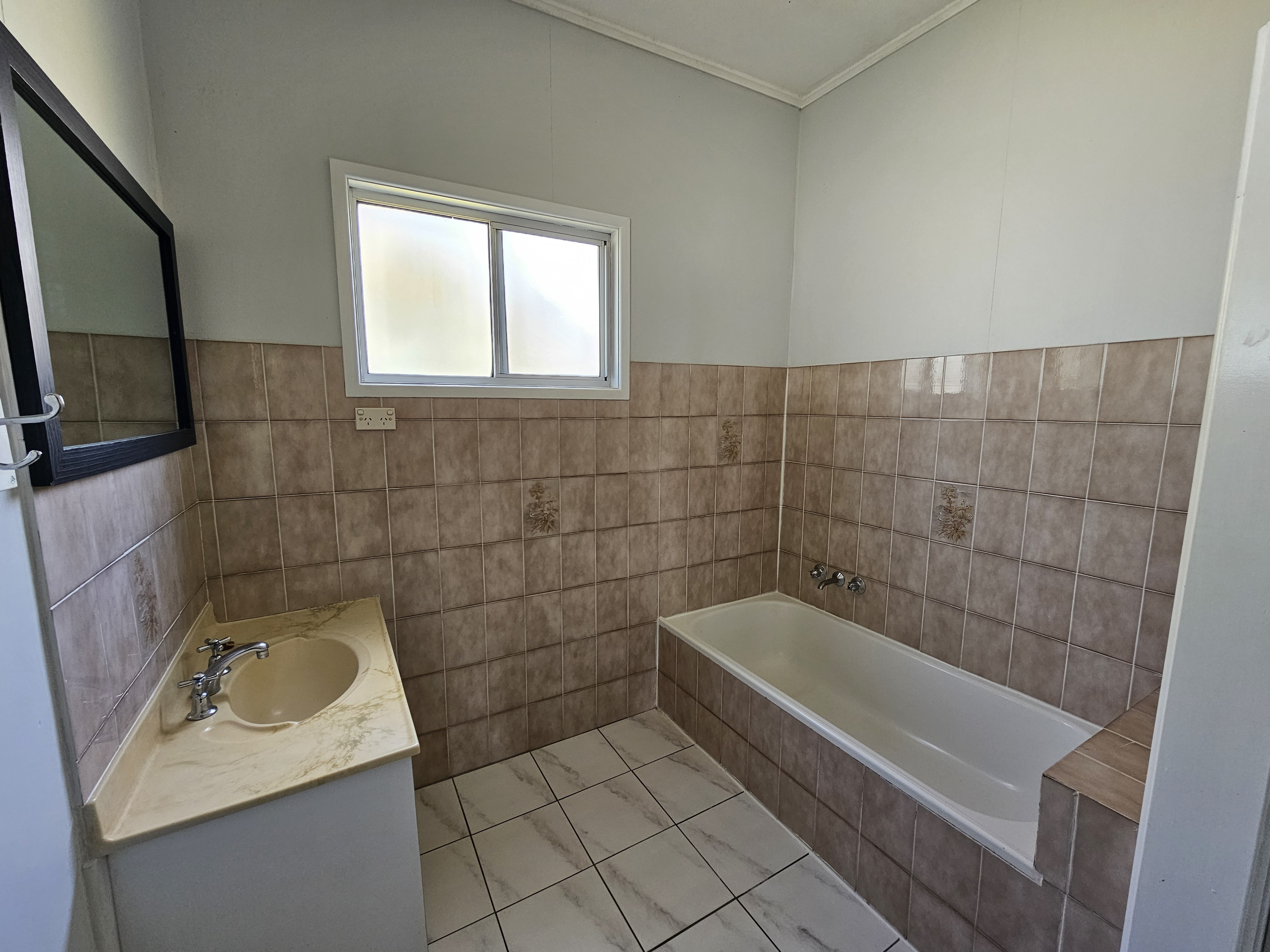Modern Home with Big Shed  Minutes to Paget & CBD