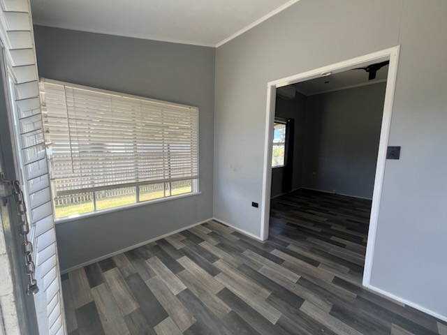 Modern Home with Big Shed  Minutes to Paget & CBD