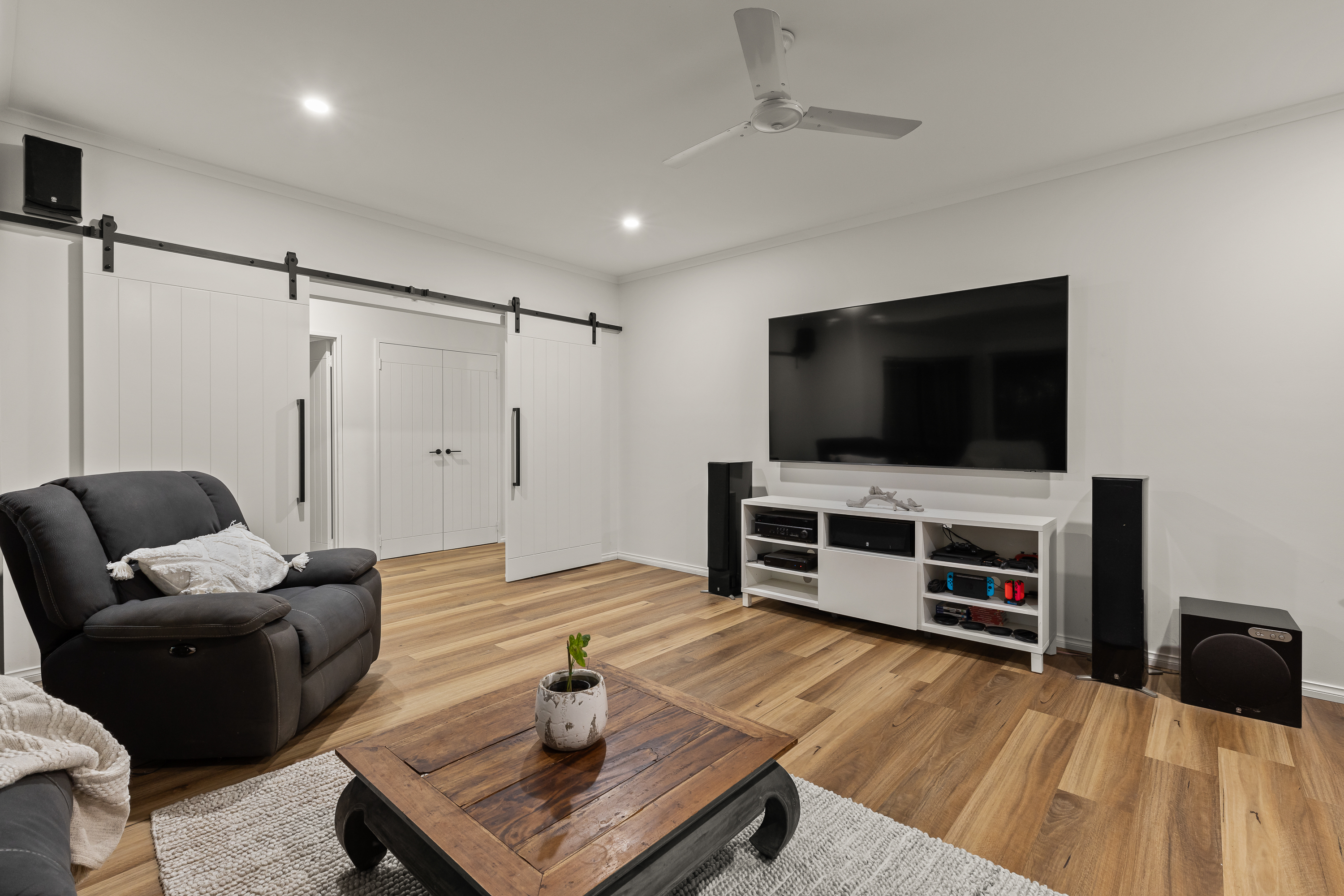 Expansive 5×2 Home with Shed, Solar & Swimming Pool!