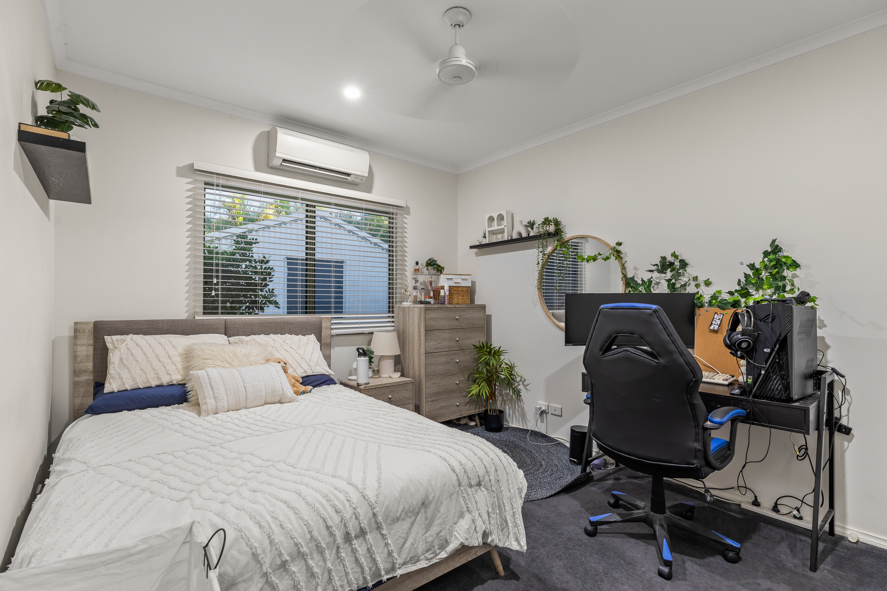 Expansive 5×2 Home with Shed, Solar & Swimming Pool!