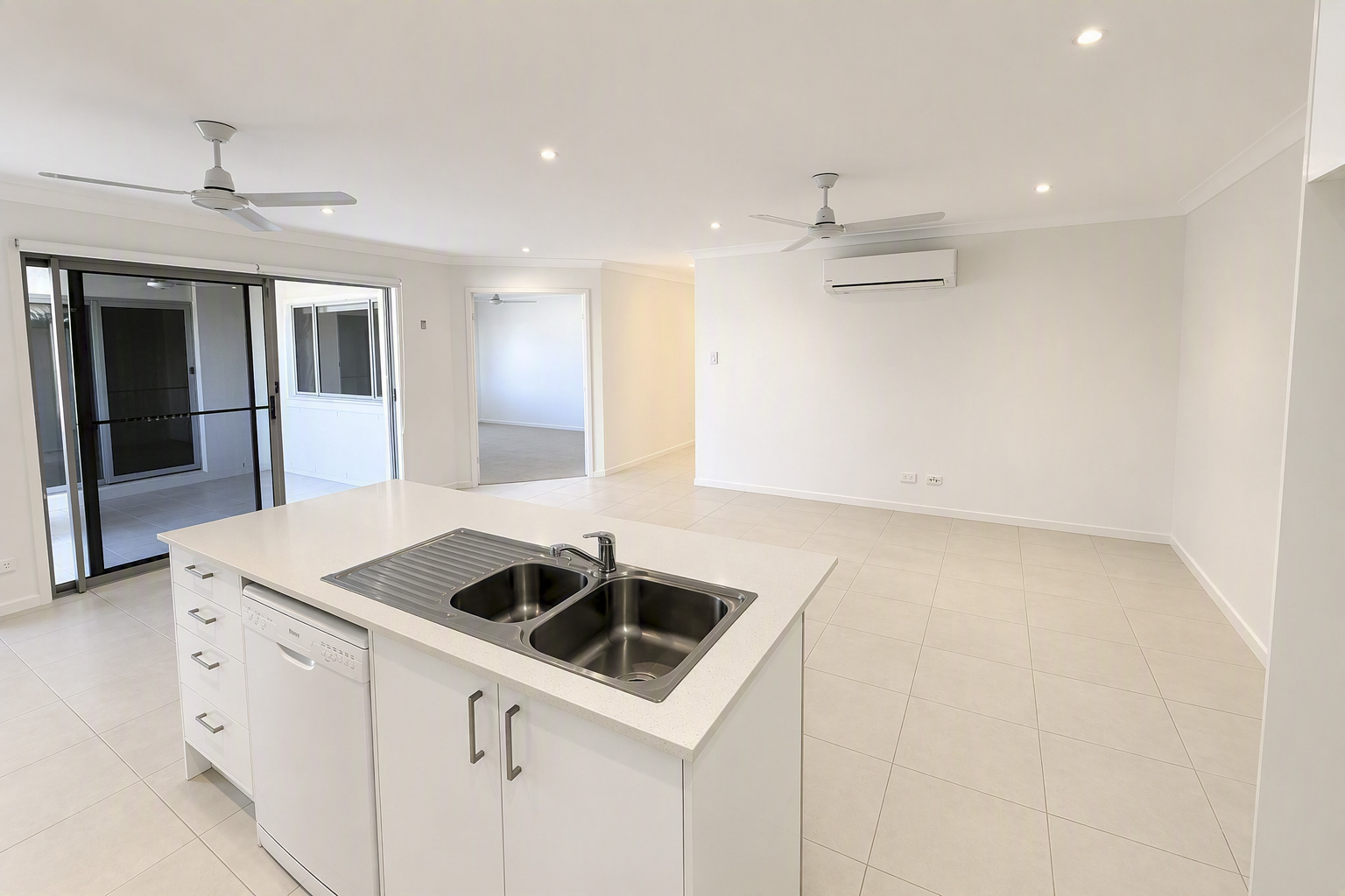 Executive Rental  3 Phoenix Crescent, Rural View QLD 4740