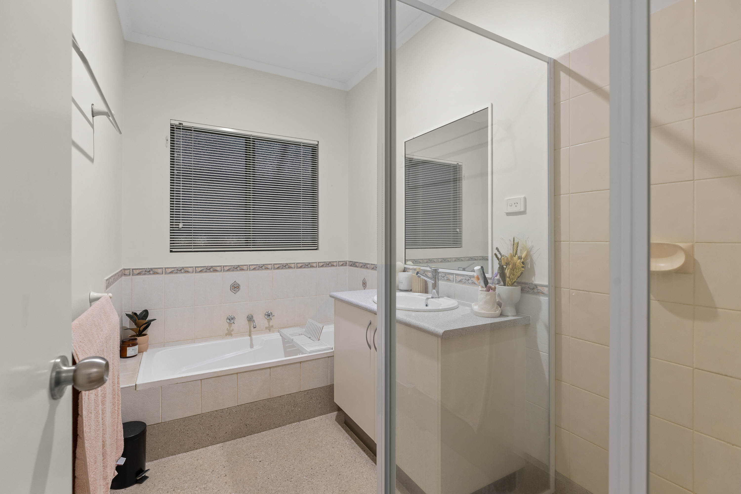 Expansive 5×2 Home with Shed, Solar & Swimming Pool!