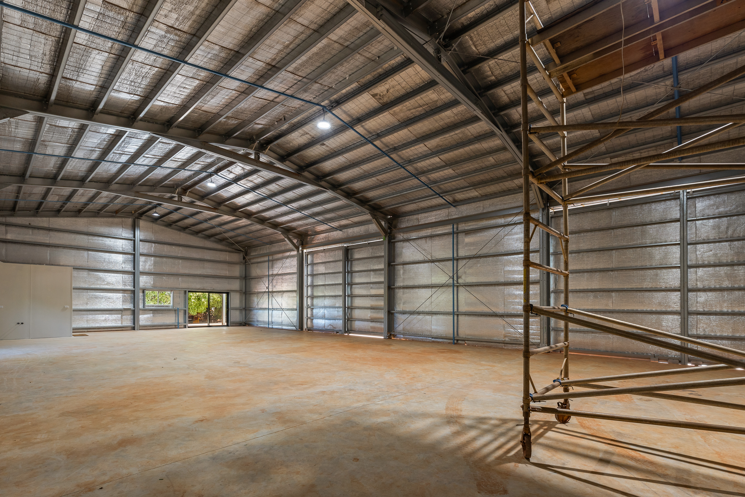 Secure Commercial Shed with Excellent Access & Hardstand