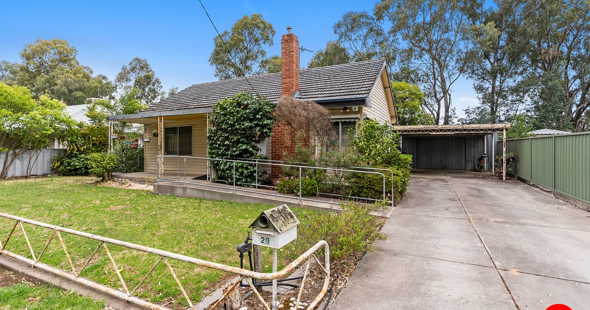 29 Crusoe Road, Kangaroo Flat VIC 3555