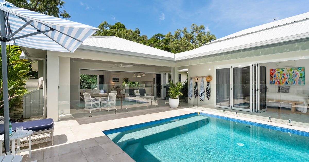 8 Beachmont Place, Palm Cove QLD 4879