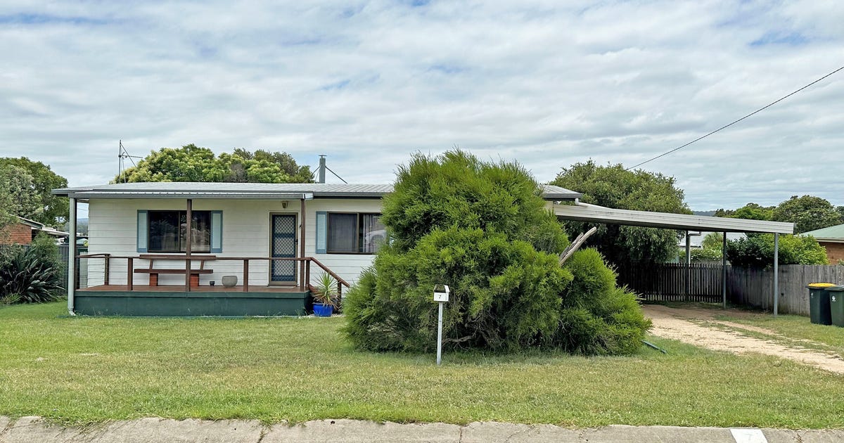 7 Robyn Street, Rosenthal Heights QLD 4370 - property.com.au