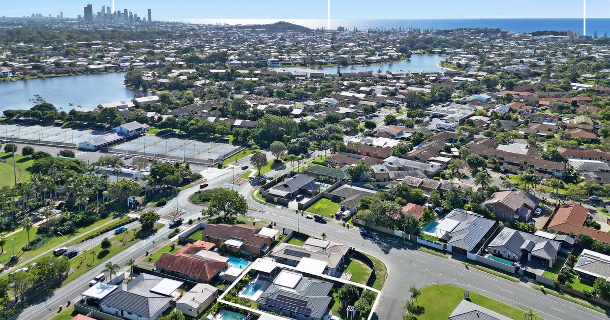 3 Shearwater Street, Burleigh Waters QLD 4220