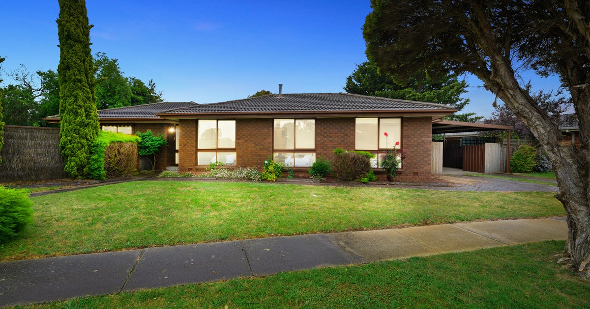 12 Linlithgow Way, Melton West VIC 3337 - property.com.au