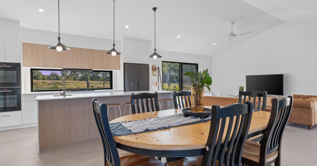 15 Slater Street, Oakhurst QLD 4650