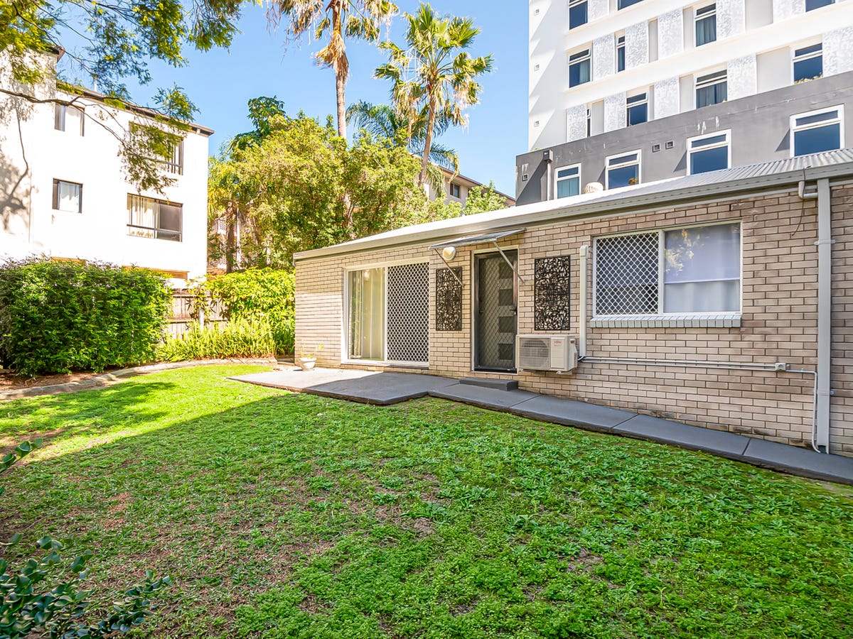 1/20 White Street, Southport