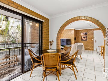 2/35 Chelsea Avenue, Broadbeach, QLD, 4218 - Image 2