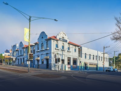 Greensborough Hotel, 75-78 Main Street, Greensborough, VIC