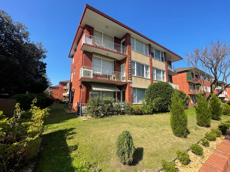 Sunbathed North-facing first floor apartment