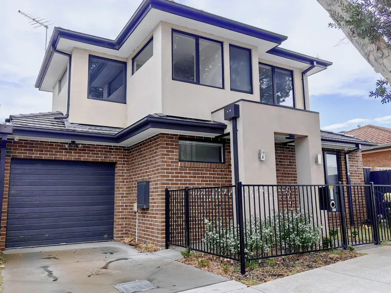 COZY THREE-BED TWO-BATH TOWNHOUSE CLOSE TO CLAYTON PLAZA
