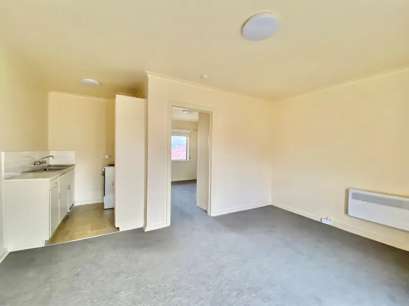 Freshly Painted Top Floor Apartment