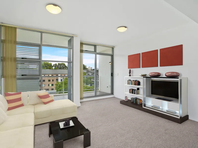 TOP FLOOR NORTH FACING SPLIT LEVEL LIVING