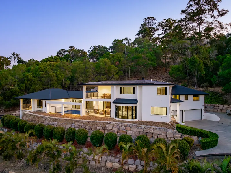 Palatial Family Living With Breathtaking Panoramas