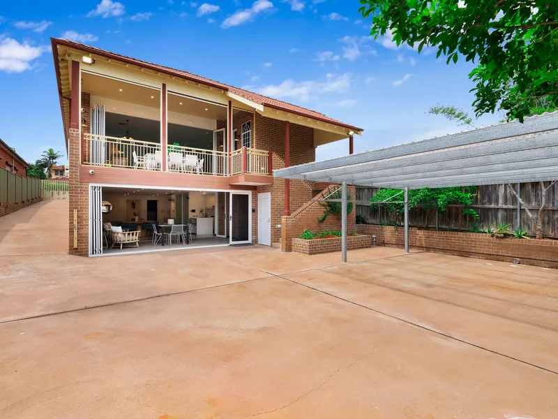 Large luxury family entertainer set on 865sqm