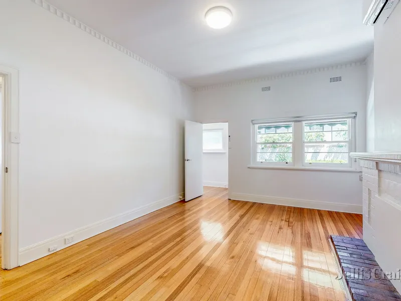 Light-Filled Art Deco Apartment In The Heart Of Toorak
