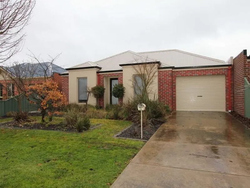 Low maintenance living in Lake Gardens