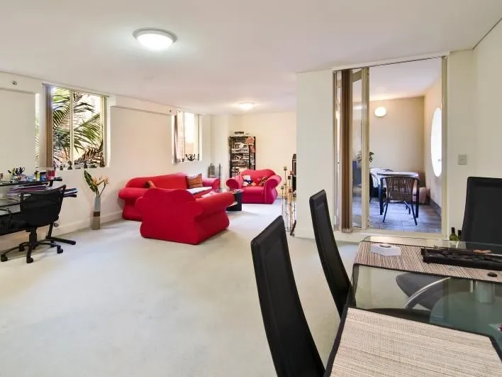 LARGE ONE BEDROOM IN THE HEART OF MILSONS POINT