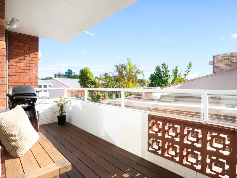 Stylish Parkside Apartment With Lock-Up Garage