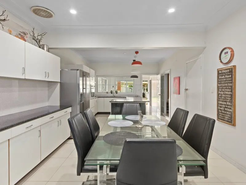 6 BEDROOM HOUSE + ATTACHED STUDIO!